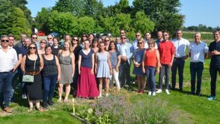 L’équipe d’Ernest Turc, une soixantaine de collaborateurs et responsables, dans les jardins de l’entreprise, le 18 août 2022. ©L.Guichardon